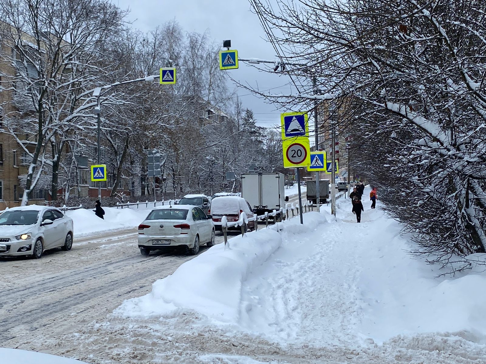 В Истре обочины дорог завалены снегом | 11.01.2024 | Истра - БезФормата